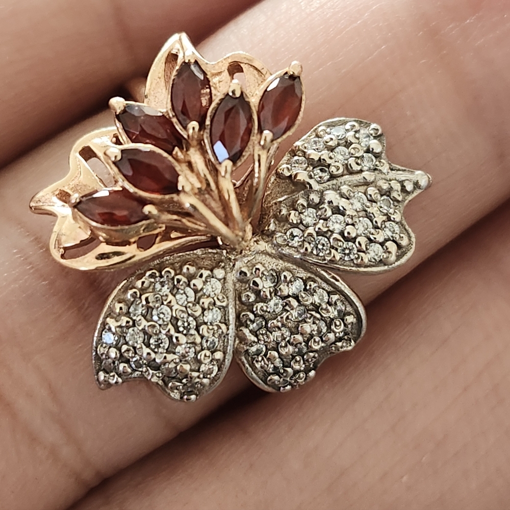 Beautiful Diamond And Ruby Ring In 14k Rose Gold.